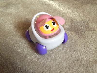 Grający samochodzik Bella od Fisher Price Grający samochodzik Bella od Fisher Price